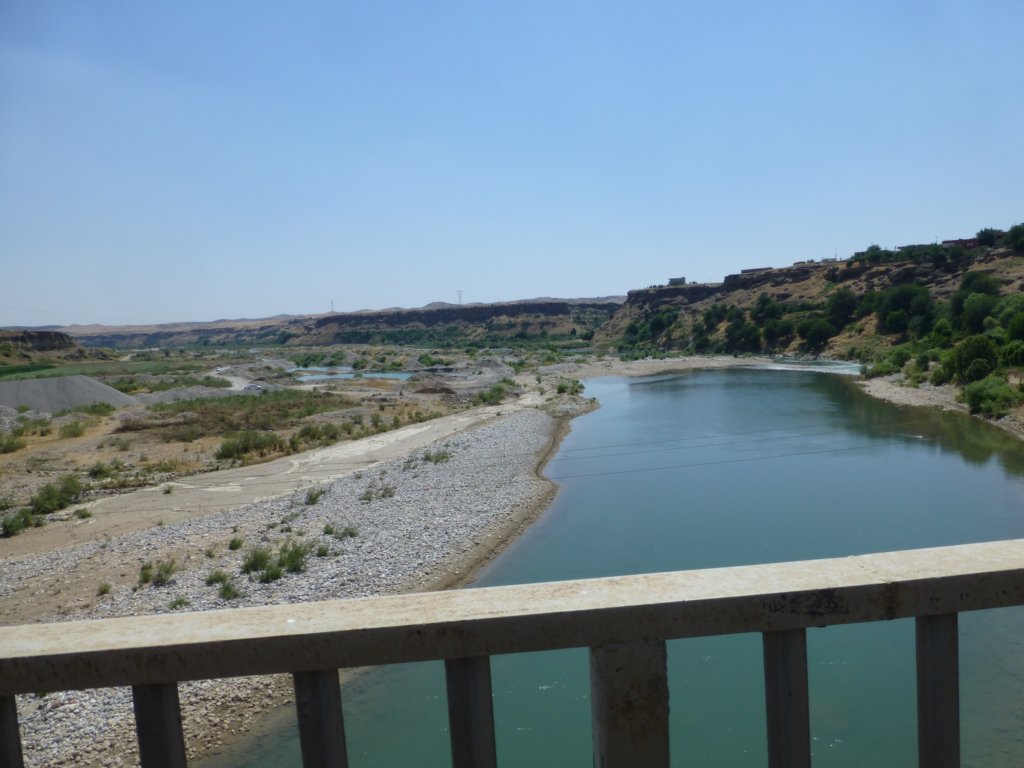 http://www.tonyco.net/pictures/Kurdistan_2017/On_the_road/yanarsuayi.jpg