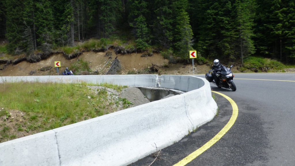 http://www.tonyco.net/pictures/Romania_30_07_2015/transalpina90.jpg