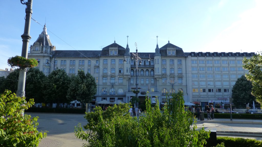 http://www.tonyco.net/pictures/Russia/Debrecen/grandhotelaranybikadebrecen.jpg