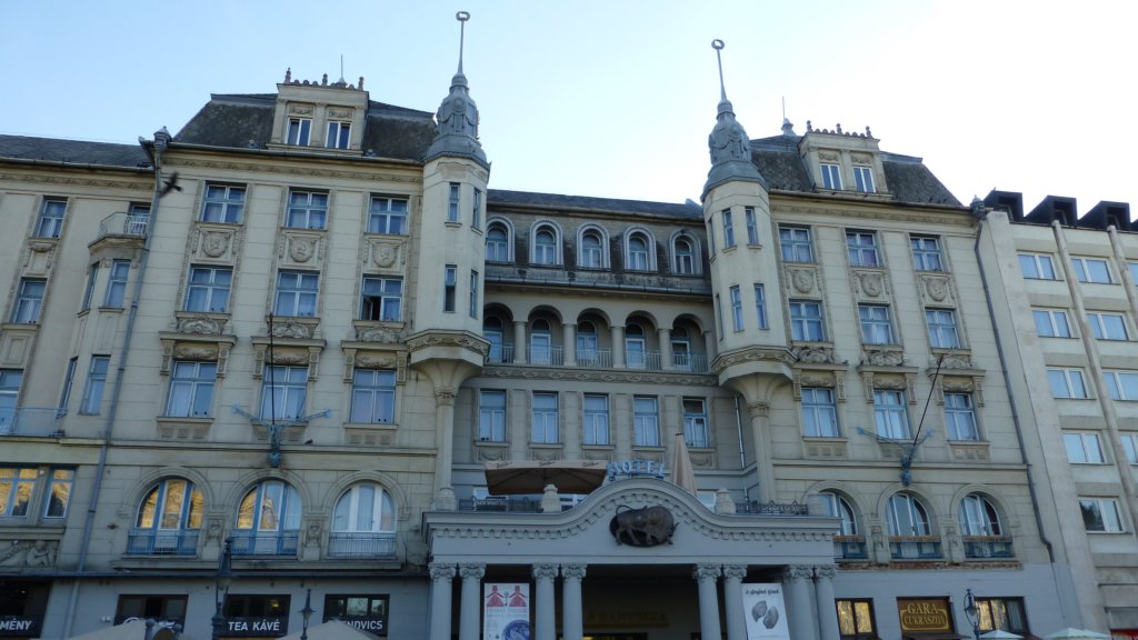 http://www.tonyco.net/pictures/Russia/Debrecen/grandhotelaranybikadebrecen3.jpg