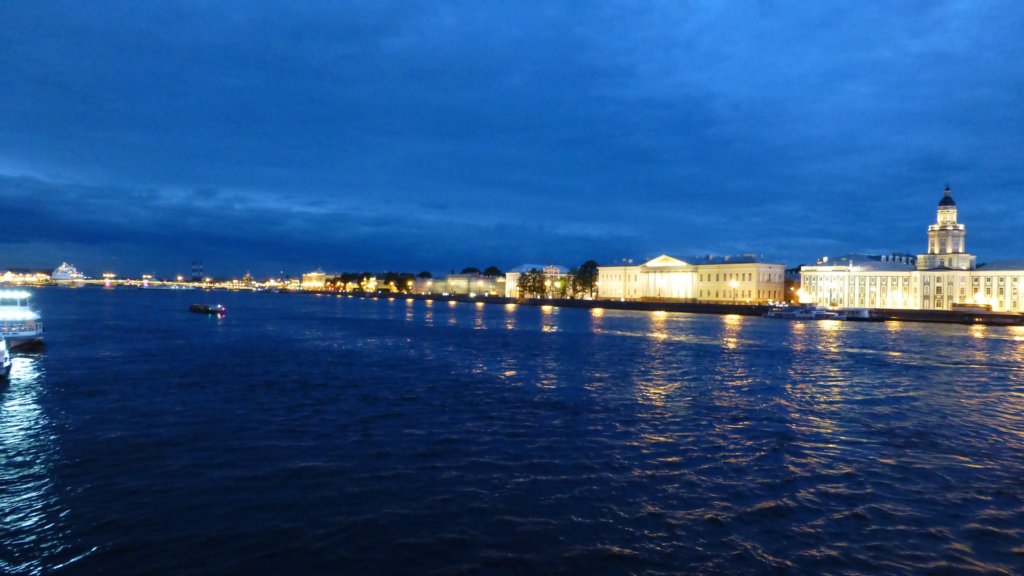 http://www.tonyco.net/pictures/Russia/StPetersburg/Beli_noshti/photo13.jpg