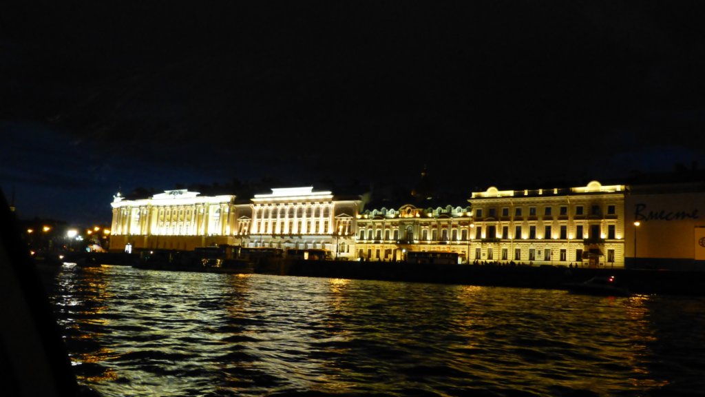 http://www.tonyco.net/pictures/Russia/StPetersburg/Beli_noshti/photo24.jpg