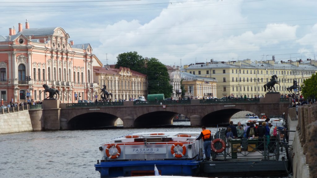 http://www.tonyco.net/pictures/Russia/StPetersburg/Ulicite_kanalite_metroto/photo217.jpg