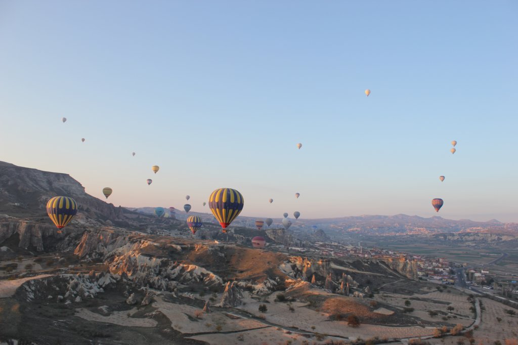 http://www.tonyco.net/pictures/Turkey_Trip_2017/Cappadocia/Balloon_flight/photo121.jpg