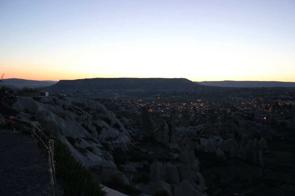 http://www.tonyco.net/pictures/Turkey_Trip_2017/Cappadocia/Balloon_over_Goreme/goreme.jpg