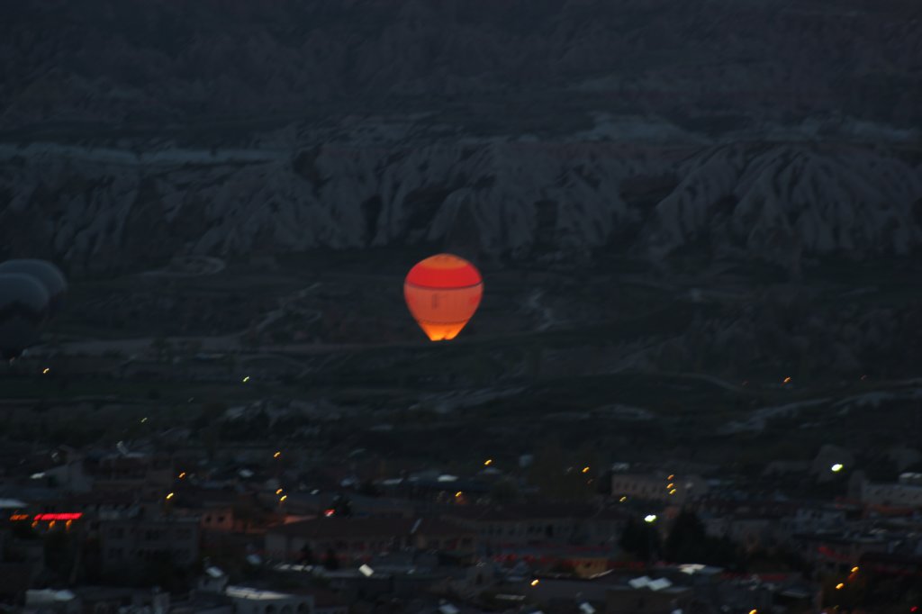 http://www.tonyco.net/pictures/Turkey_Trip_2017/Cappadocia/Balloon_over_Goreme/photo2.jpg