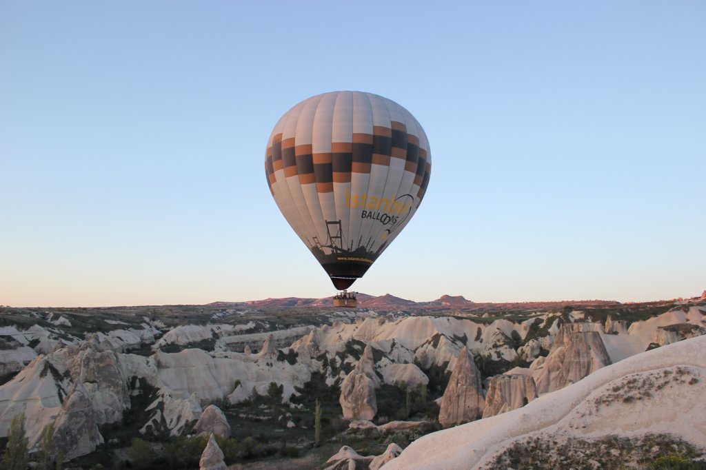 http://www.tonyco.net/pictures/Turkey_Trip_2017/Cappadocia/Balloon_over_Goreme/photo25.jpg
