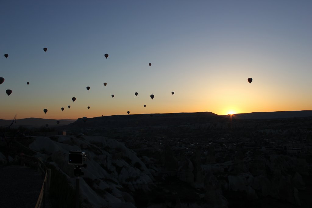 http://www.tonyco.net/pictures/Turkey_Trip_2017/Cappadocia/Balloon_over_Goreme/photo27.jpg