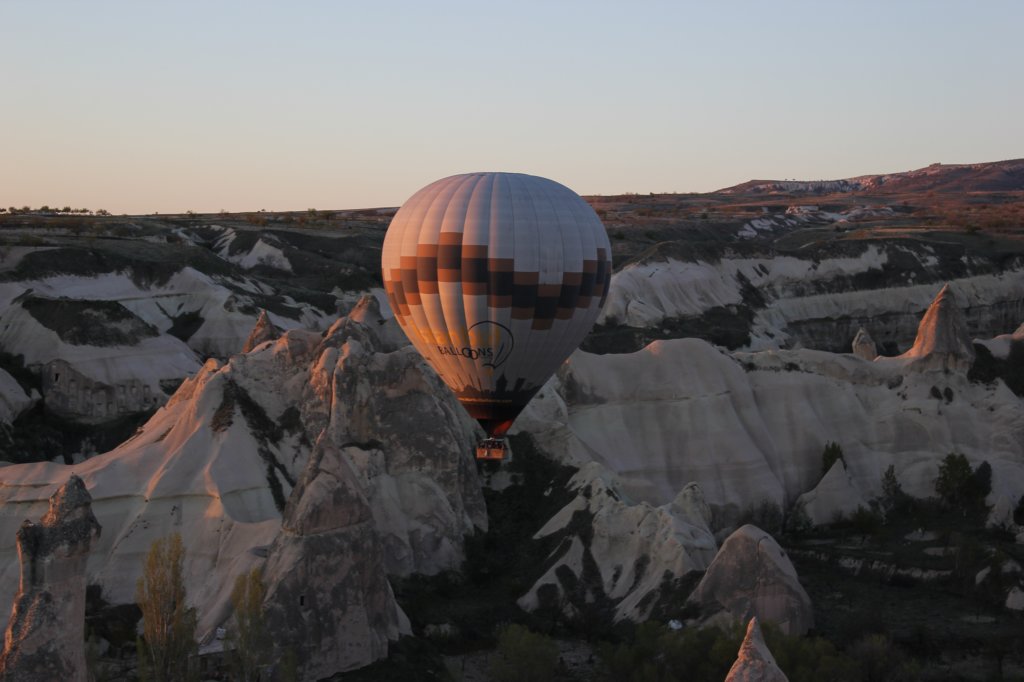 http://www.tonyco.net/pictures/Turkey_Trip_2017/Cappadocia/Balloon_over_Goreme/photo31.jpg