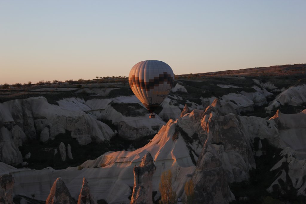 http://www.tonyco.net/pictures/Turkey_Trip_2017/Cappadocia/Balloon_over_Goreme/photo34.jpg
