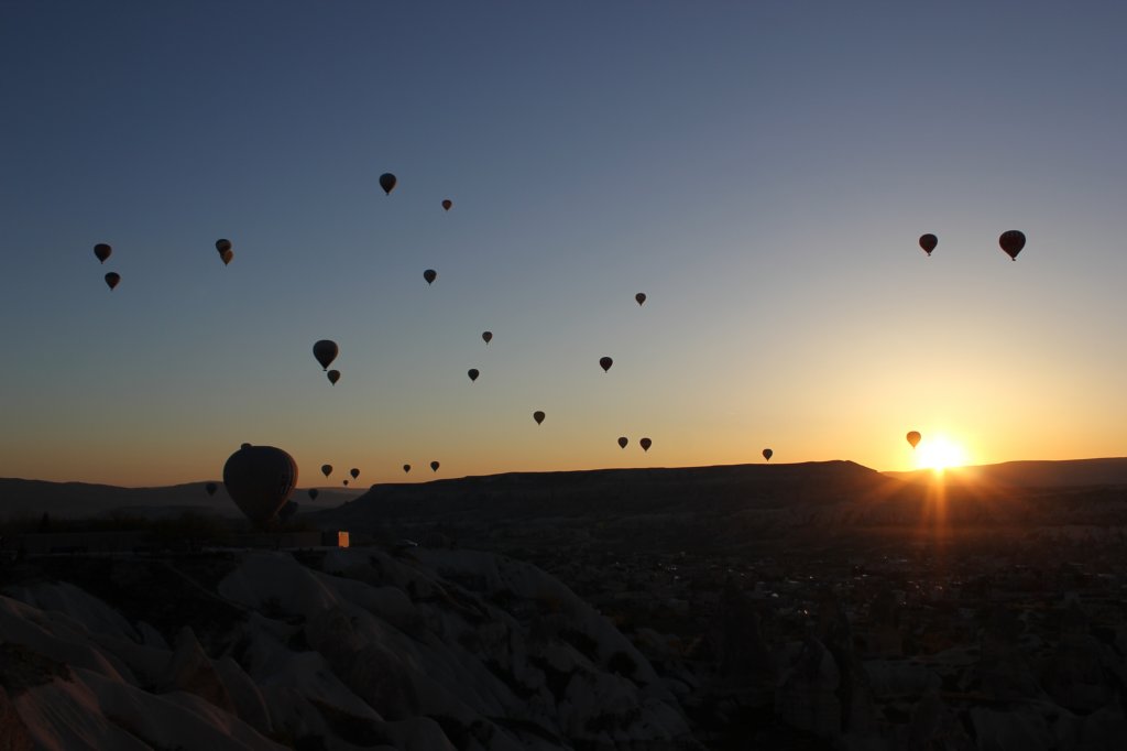 http://www.tonyco.net/pictures/Turkey_Trip_2017/Cappadocia/Balloon_over_Goreme/photo35.jpg