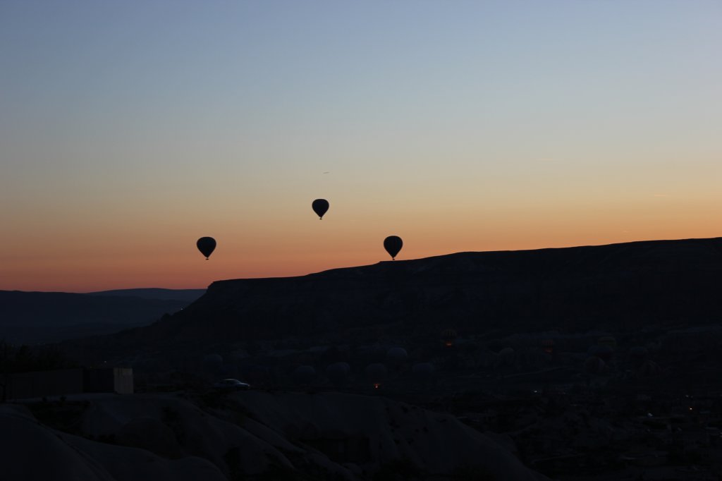 http://www.tonyco.net/pictures/Turkey_Trip_2017/Cappadocia/Balloon_over_Goreme/photo4.jpg