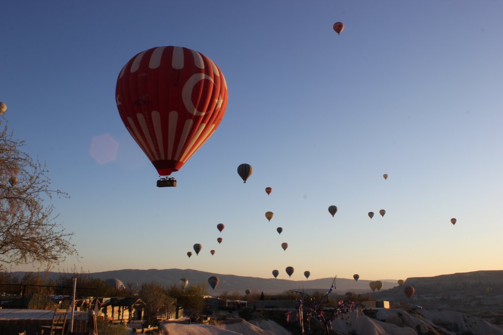 http://www.tonyco.net/pictures/Turkey_Trip_2017/Cappadocia/Balloon_over_Goreme/photo45.jpg