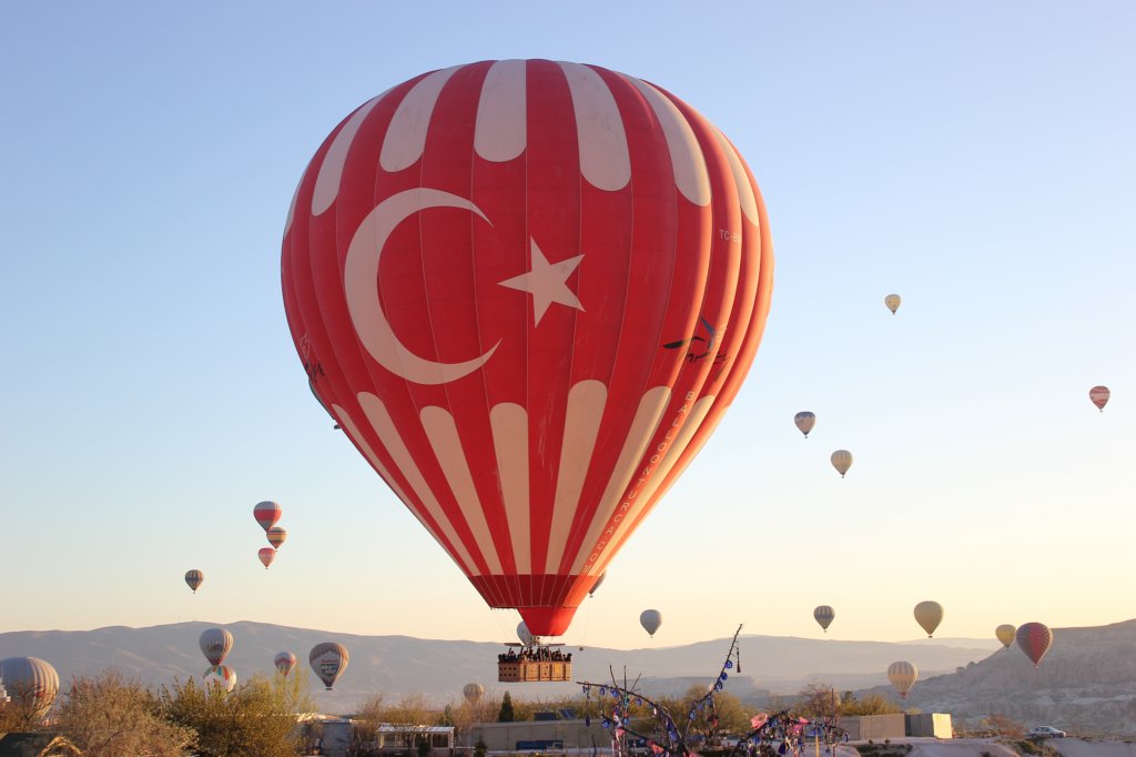 http://www.tonyco.net/pictures/Turkey_Trip_2017/Cappadocia/Balloon_over_Goreme/photo46.jpg