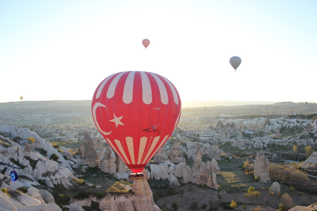 http://www.tonyco.net/pictures/Turkey_Trip_2017/Cappadocia/Balloon_over_Goreme/photo49.jpg