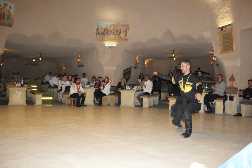 http://www.tonyco.net/pictures/Turkey_Trip_2017/Cappadocia/Turkish_Night/photo115.jpg