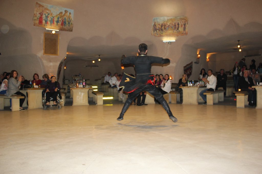 http://www.tonyco.net/pictures/Turkey_Trip_2017/Cappadocia/Turkish_Night/photo117.jpg