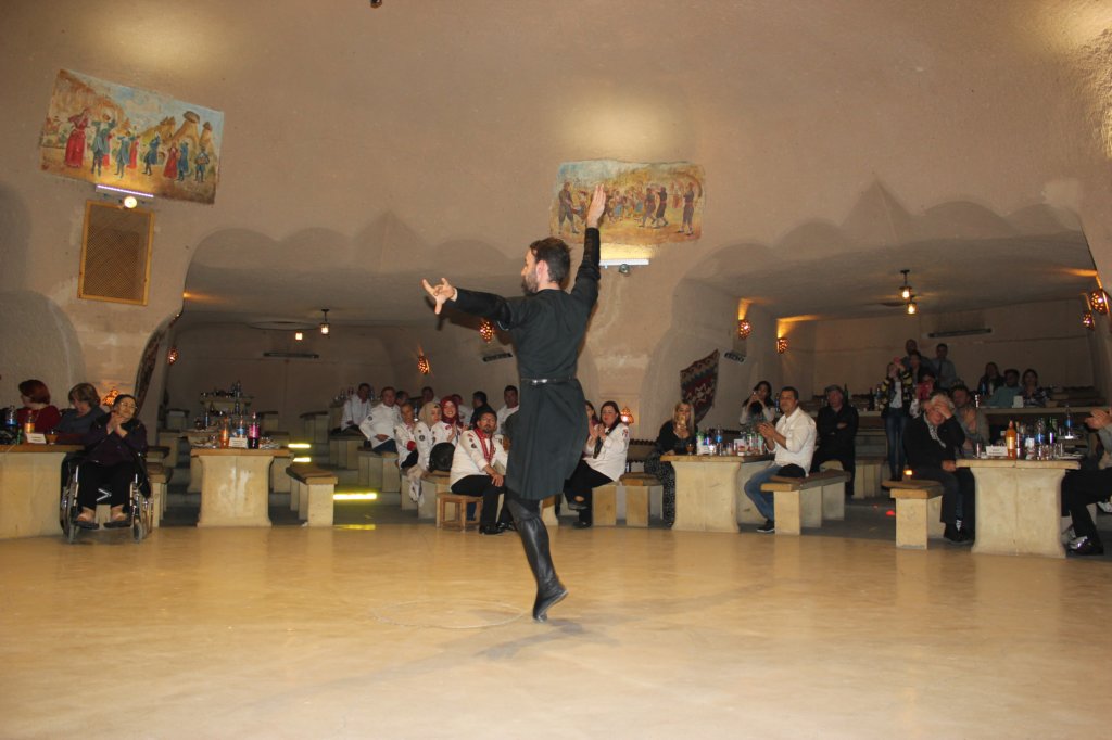 http://www.tonyco.net/pictures/Turkey_Trip_2017/Cappadocia/Turkish_Night/photo118.jpg