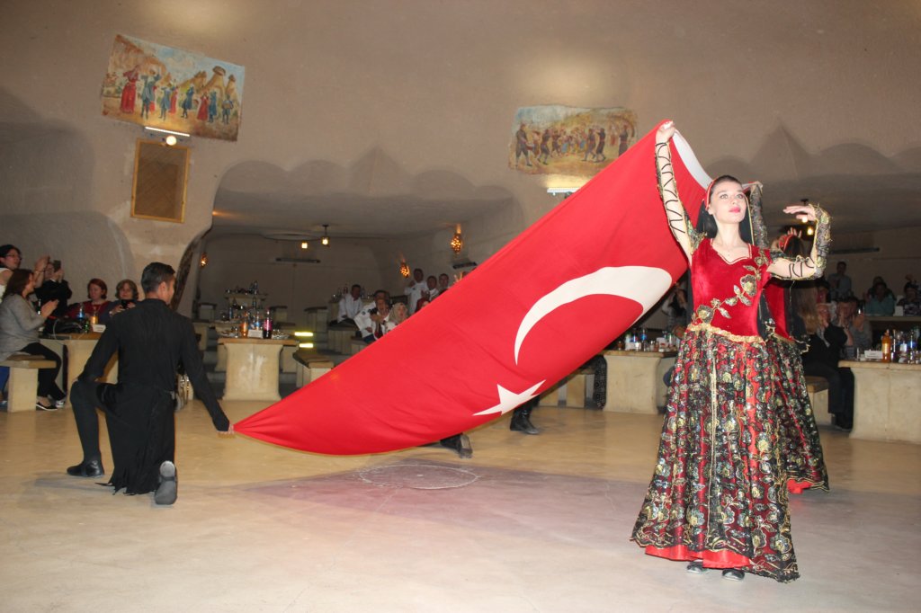 http://www.tonyco.net/pictures/Turkey_Trip_2017/Cappadocia/Turkish_Night/photo119.jpg