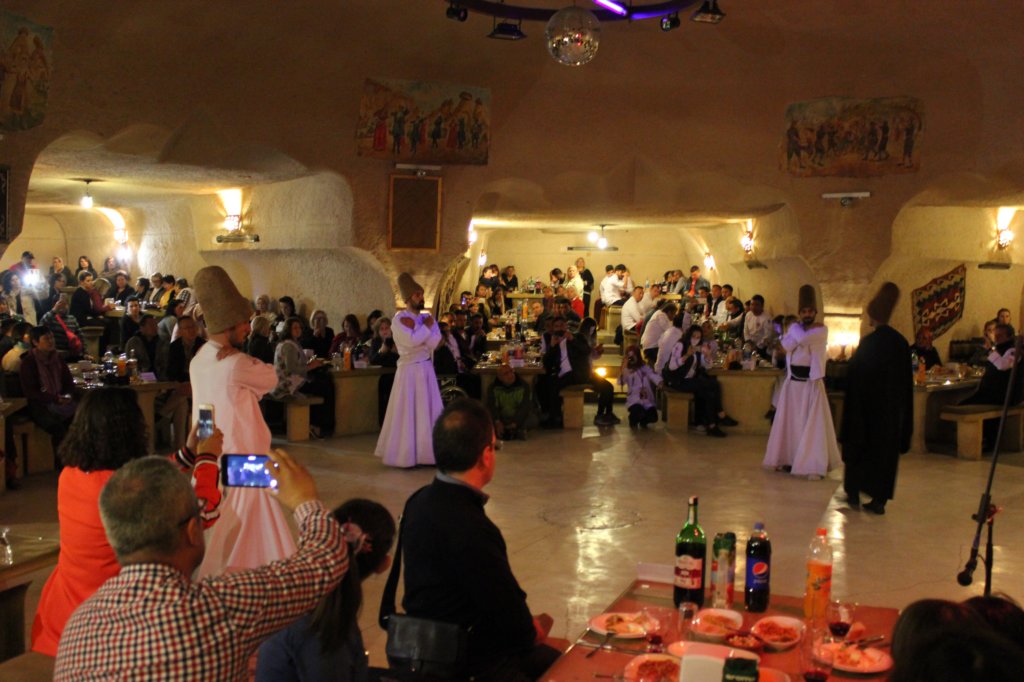 http://www.tonyco.net/pictures/Turkey_Trip_2017/Cappadocia/Turkish_Night/photo23.jpg