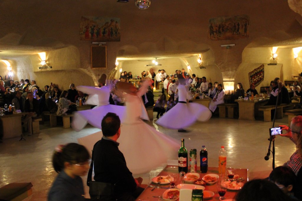 http://www.tonyco.net/pictures/Turkey_Trip_2017/Cappadocia/Turkish_Night/photo28.jpg