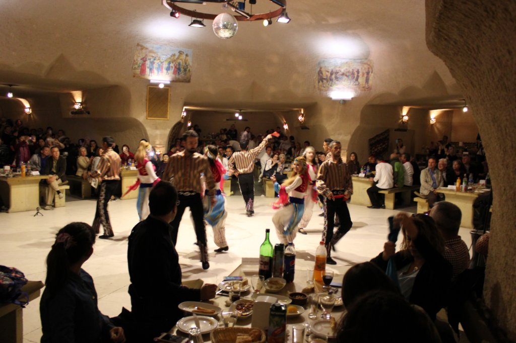 http://www.tonyco.net/pictures/Turkey_Trip_2017/Cappadocia/Turkish_Night/photo34.jpg