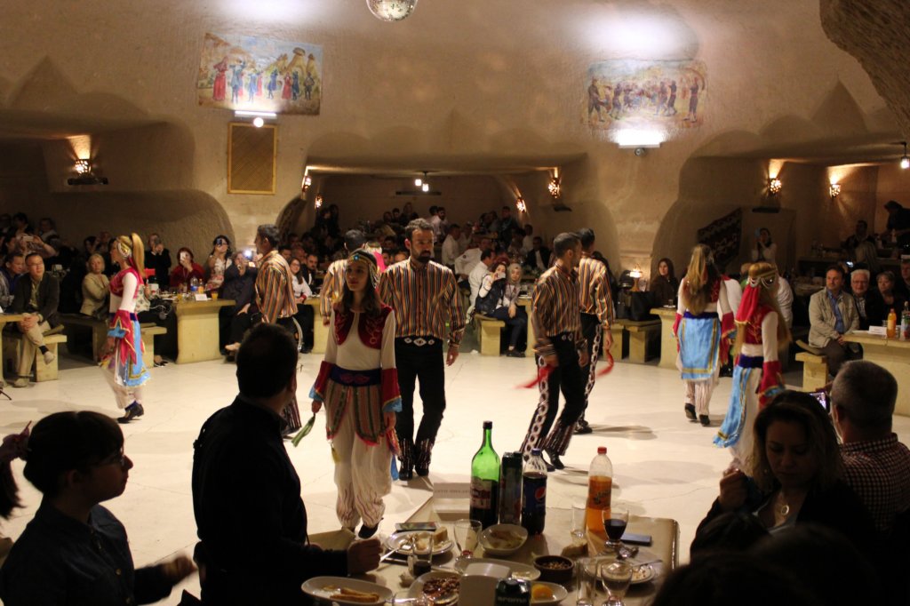 http://www.tonyco.net/pictures/Turkey_Trip_2017/Cappadocia/Turkish_Night/photo35.jpg