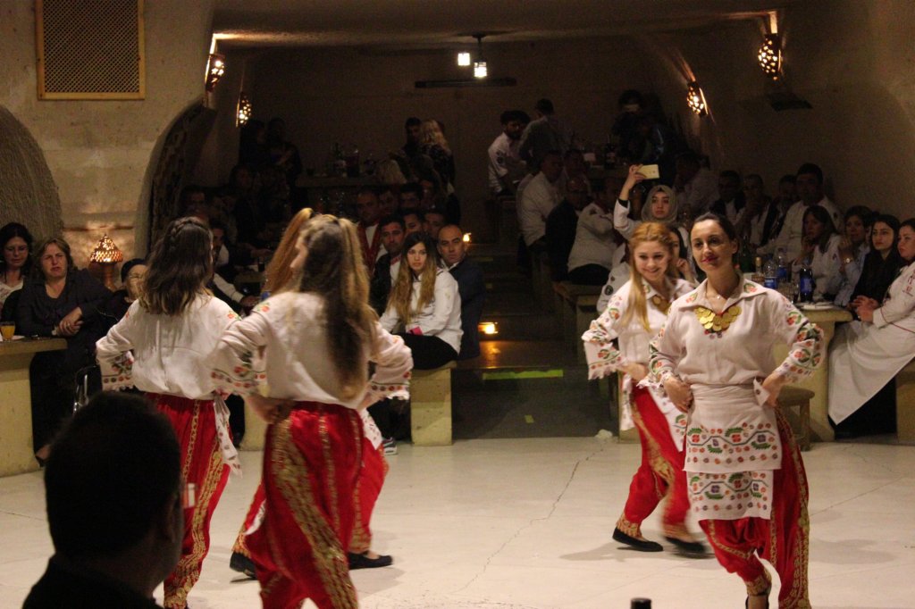 http://www.tonyco.net/pictures/Turkey_Trip_2017/Cappadocia/Turkish_Night/photo54.jpg