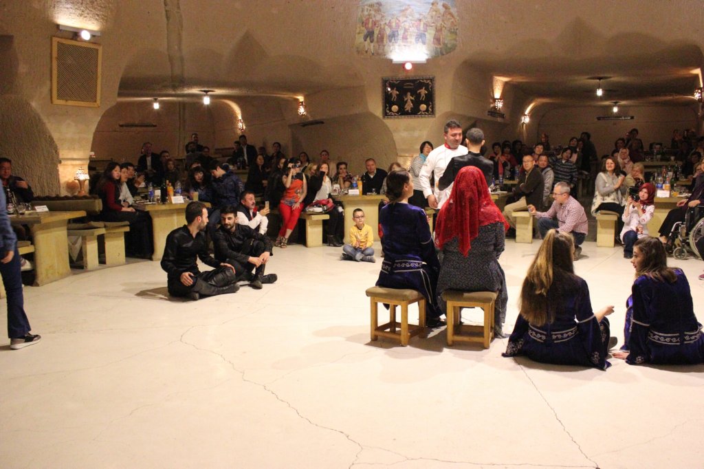 http://www.tonyco.net/pictures/Turkey_Trip_2017/Cappadocia/Turkish_Night/photo72.jpg