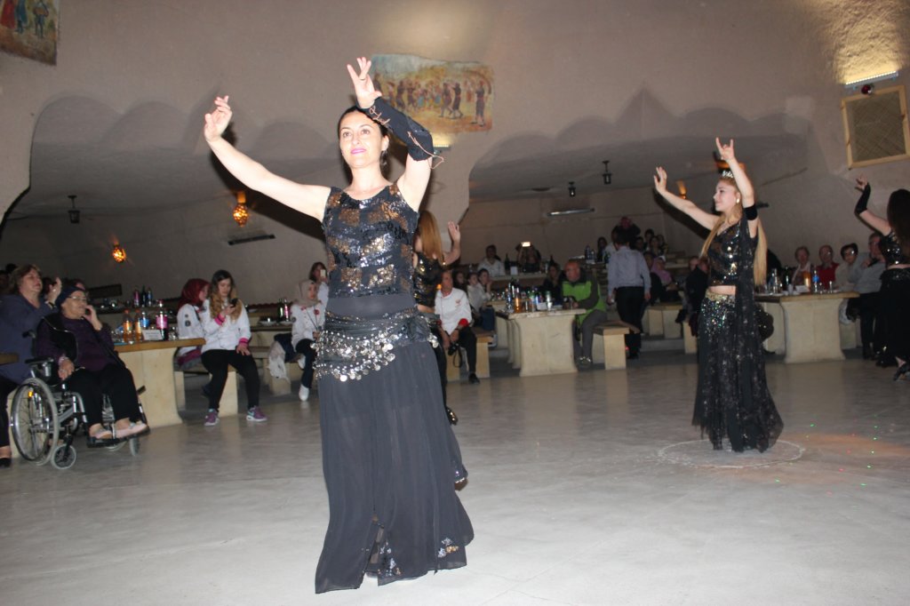 http://www.tonyco.net/pictures/Turkey_Trip_2017/Cappadocia/Turkish_Night/photo99.jpg