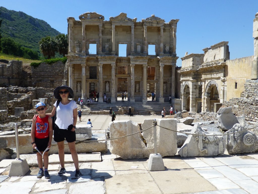 http://www.tonyco.net/pictures/Turkey_Trip_2017/Efes/photo17.jpg