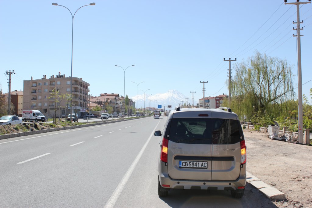 http://www.tonyco.net/pictures/Turkey_Trip_2017/On_the_road/nevsehirerciyes.jpg