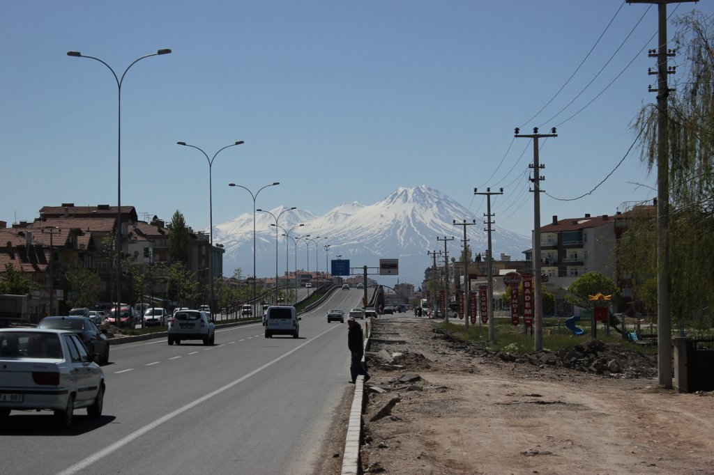 http://www.tonyco.net/pictures/Turkey_Trip_2017/On_the_road/nevsehirerciyes2.jpg