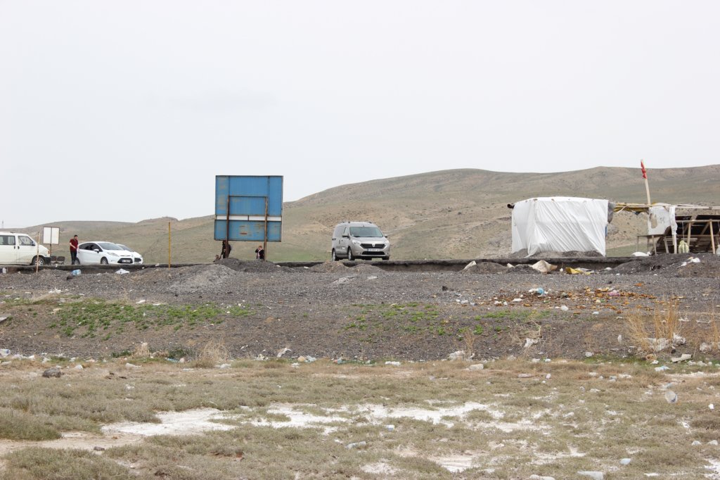 http://www.tonyco.net/pictures/Turkey_Trip_2017/On_the_road/tuzgolu6.jpg